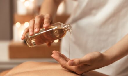 Como Fazer uma Massagem com Óleo de Marula para Hidratação da Pele e Cabelo
