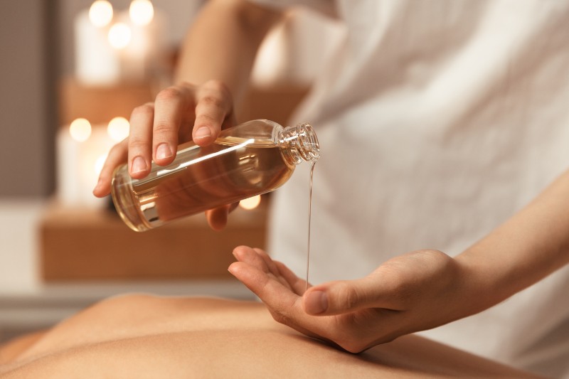 Como Fazer uma Massagem com Óleo de Marula para Hidratação da Pele e Cabelo