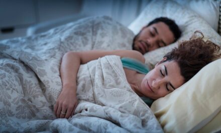 Apaixonados na Cama: 5 Benefícios Científicos de Dormir com a Pessoa Amada