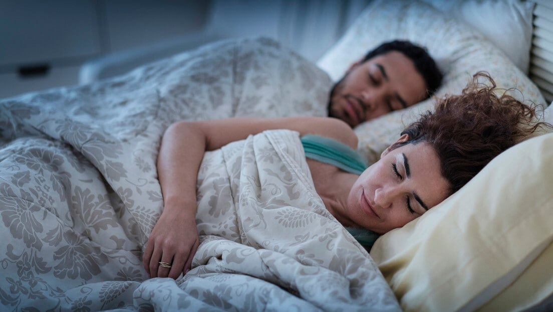 Apaixonados na Cama: 5 Benefícios Científicos de Dormir com a Pessoa Amada