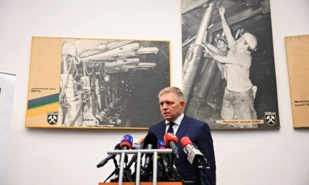 O nazismo está a ressurgir na Europa, declarou o primeiro-ministro eslovaco, Robert Fico