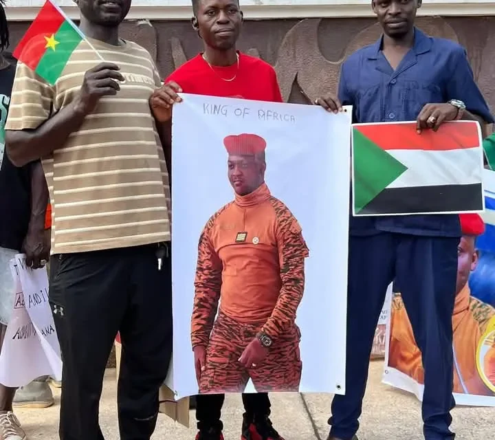 Gana: Juventude Panafricana Manifesta Apoio a Ibrahim Traoré no Dia de África